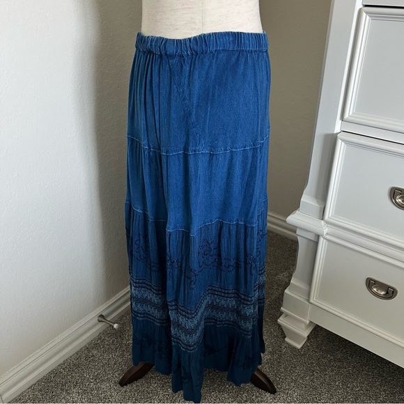 Studio West Apparel Midi Skirt Small Blue Crochet Accent Elastic Pull On Waist - Picture 2 of 8